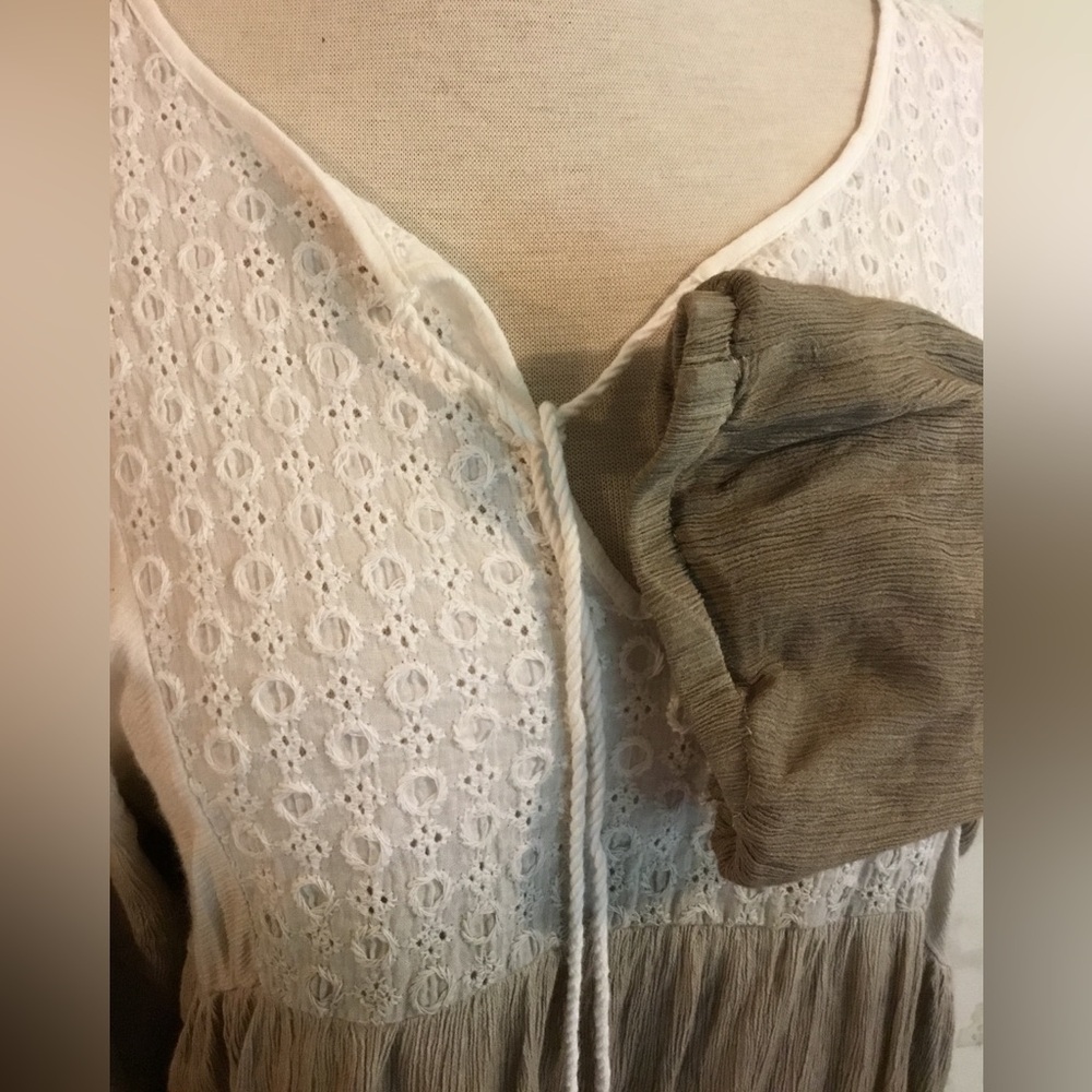 Size L, The Pyramid Collection. Peasant top with tie front.